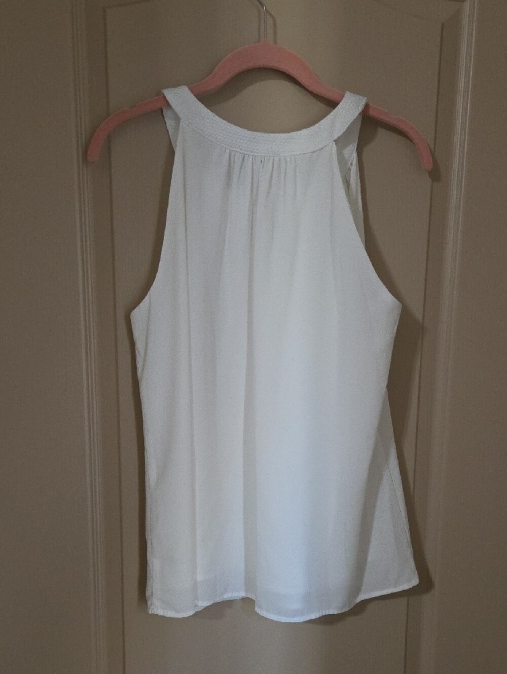 Skies Are Blue White Textured Yoke Sleeveless Keyhole Cami - Picture 4 of 4